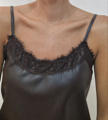 Top in pelle con dettagli in pizzo