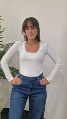 Body a costine con dettaglio in pizzo