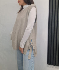 Gilet in lana con spacchi laterali