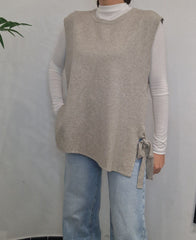 Gilet in lana con spacchi laterali