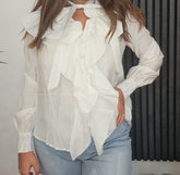 Camicia con volant e fiocco sul collo