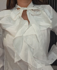 Camicia con volant e fiocco sul collo