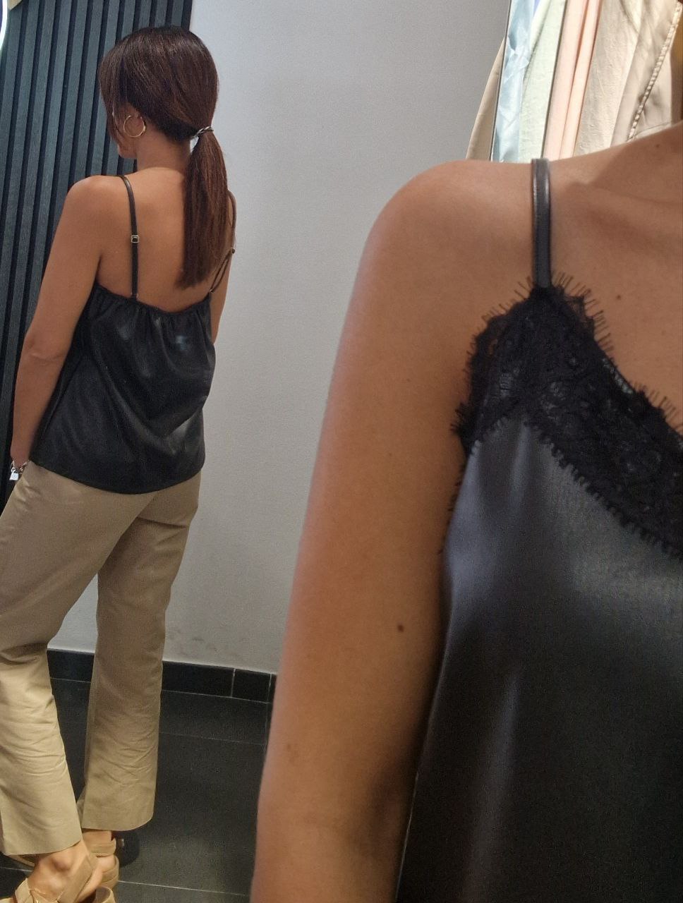 Top in pelle con dettagli in pizzo
