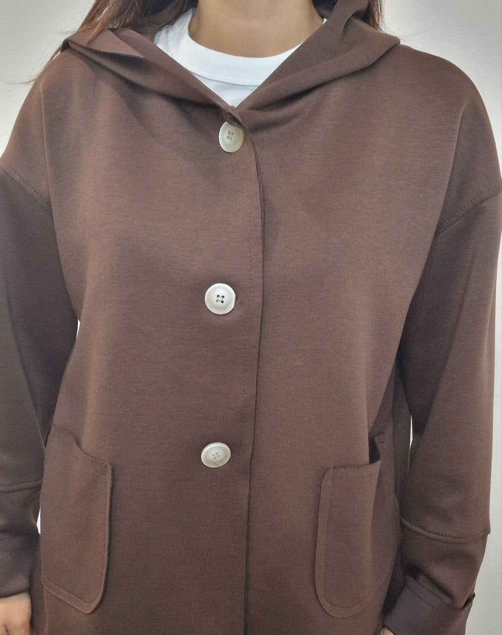Giacca con taglio laser e cappuccio