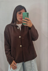 Giacca con taglio laser e cappuccio