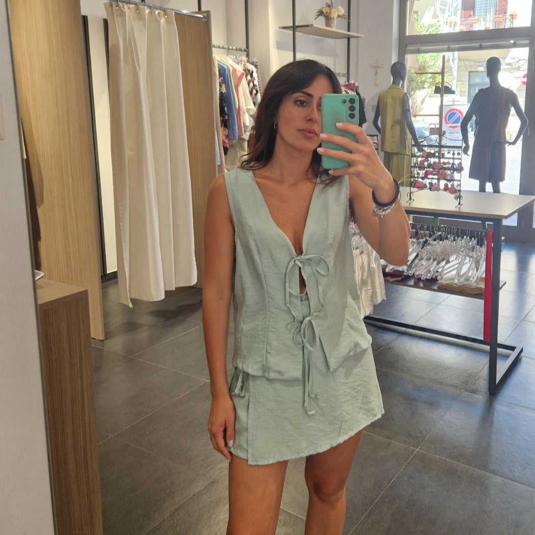 Completo, camicia con fiocchetti e pantagonna