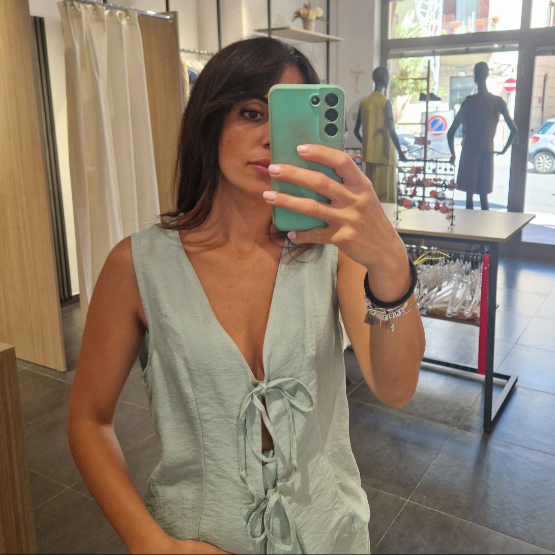 Completo, camicia con fiocchetti e pantagonna