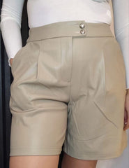 Pantaloncino in simil pelle con bottone