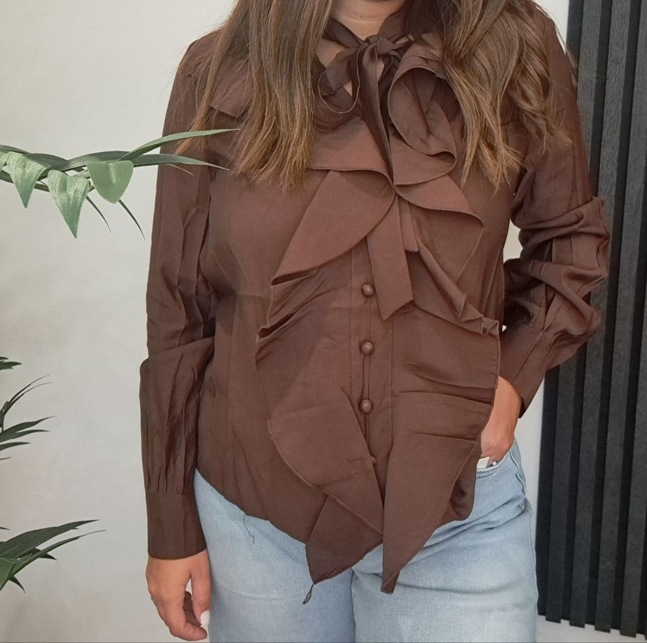 Camicia con volant e fiocco sul collo