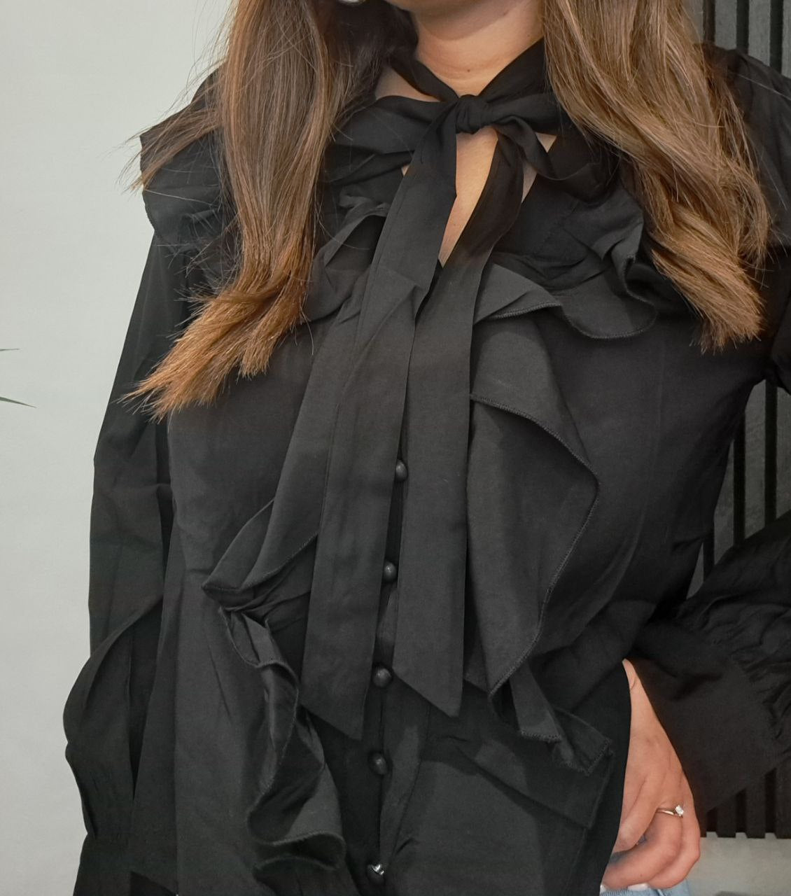 Camicia con volant e fiocco sul collo