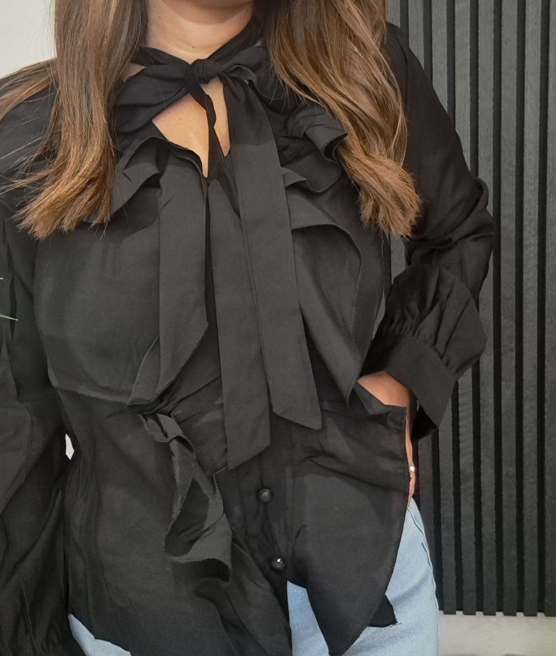 Camicia con volant e fiocco sul collo