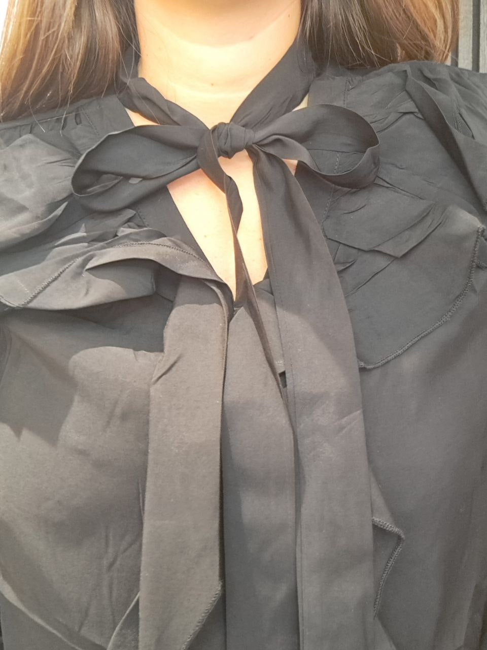 Camicia con volant e fiocco sul collo