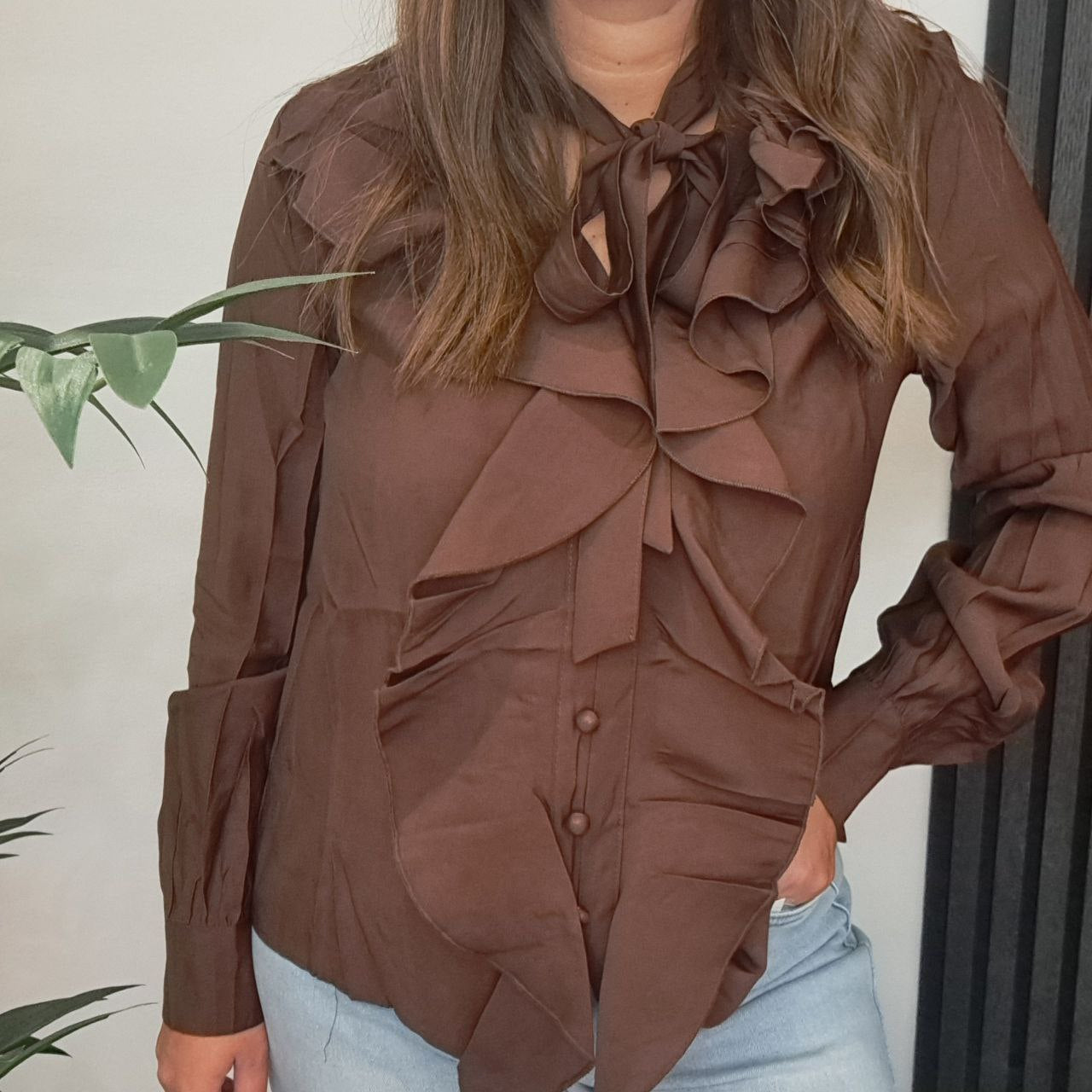 Camicia con volant e fiocco sul collo