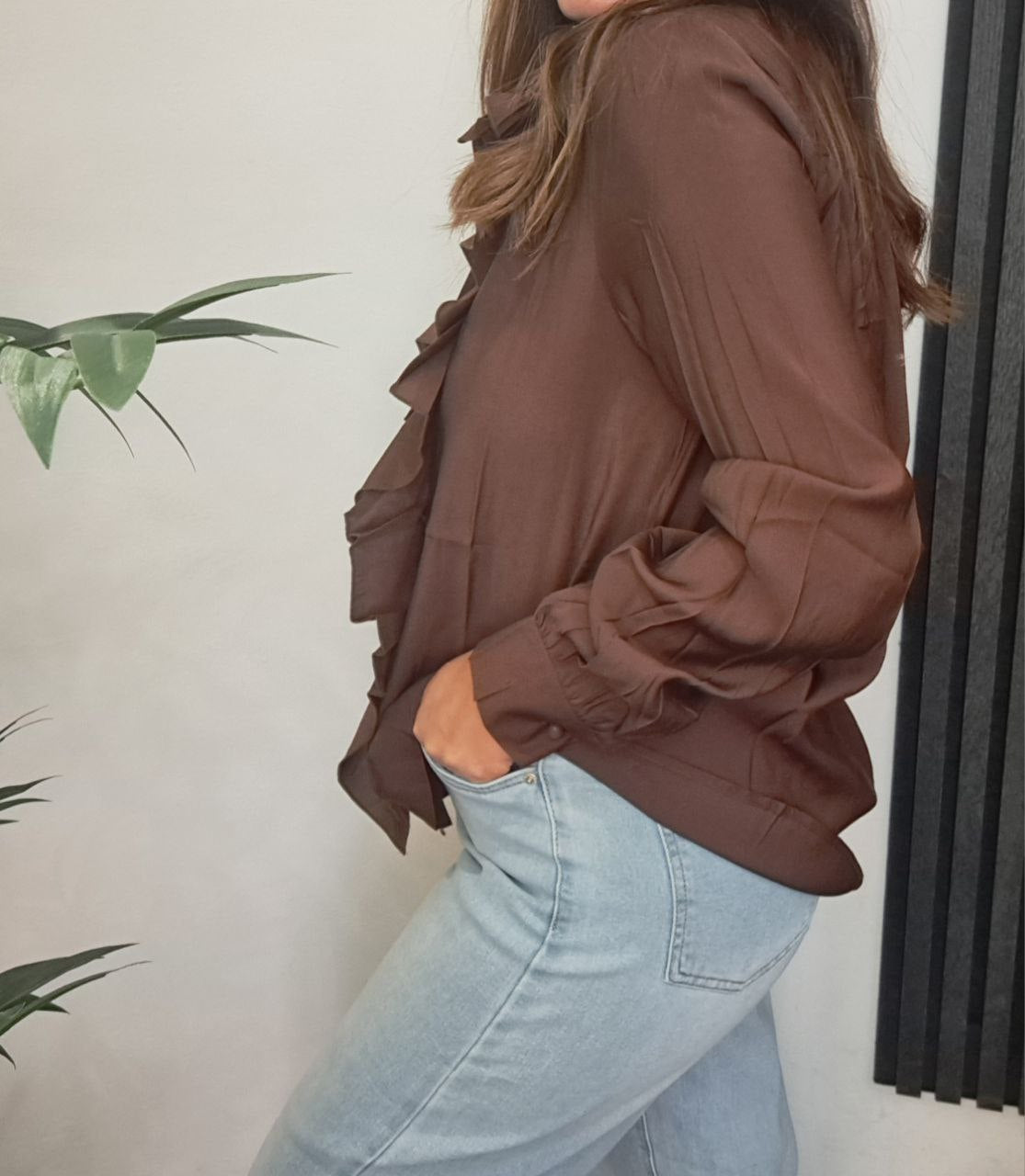 Camicia con volant e fiocco sul collo
