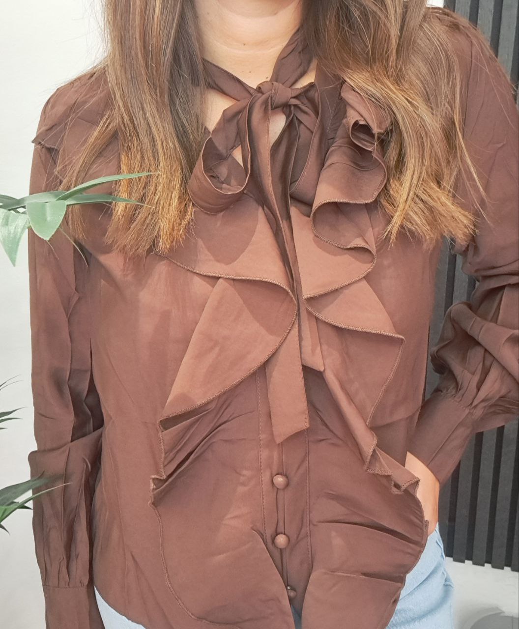 Camicia con volant e fiocco sul collo