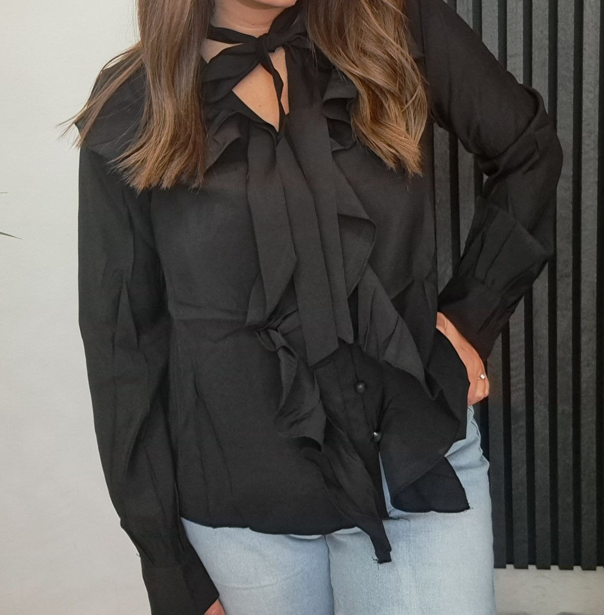 Camicia con volant e fiocco sul collo